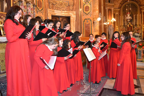 16 Voci Angeliche Choir singing during the Offerings