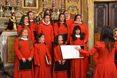24 Choir Voci Angeliche singing during the Offertory