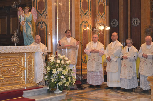 03 Mgr Archpriest and co celebrants