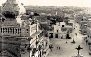 dehra tal-pjazza minn fuq l-koppla -50's