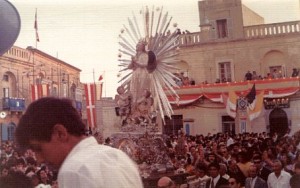 wara l-inkurunazzjoni